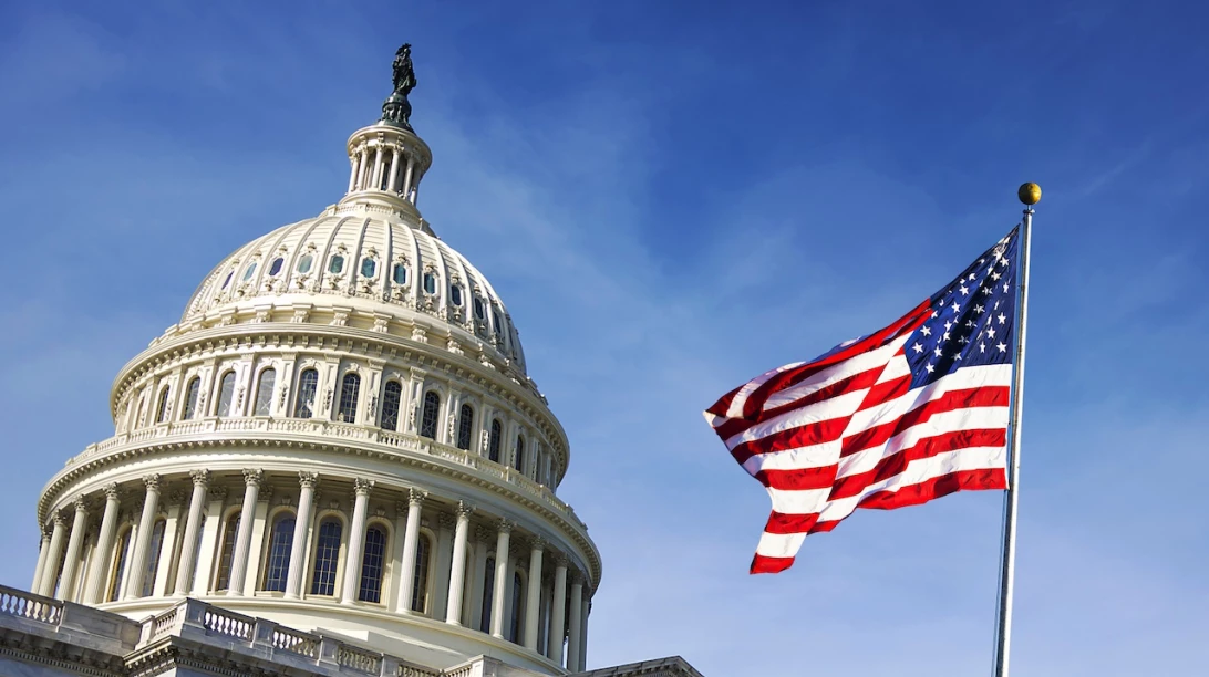 Capitole et drapeau des États-Unis
