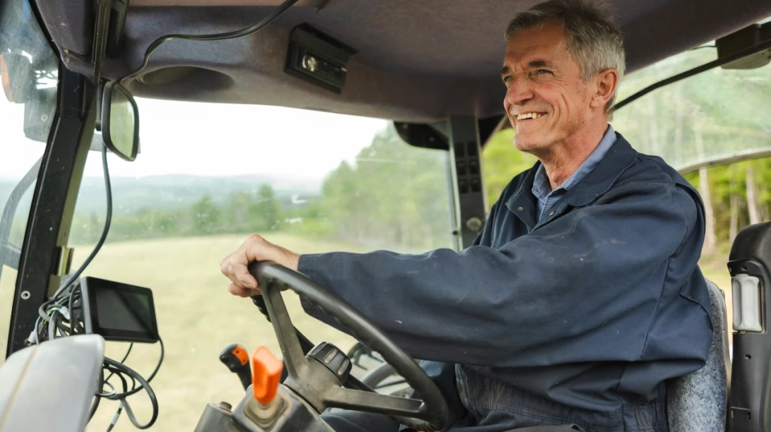 Adrien Pitre dans son tracteur