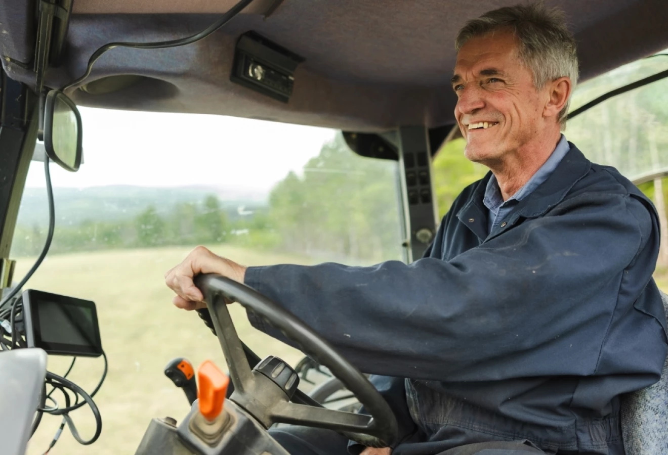 Adrien Pitre dans son tracteur