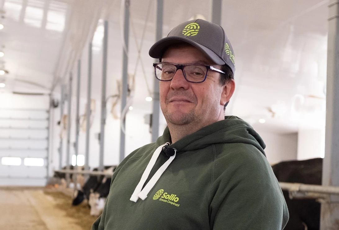 Richard Ferland devant des vaches laitières de sa ferme en Chaudière-Appalaches.