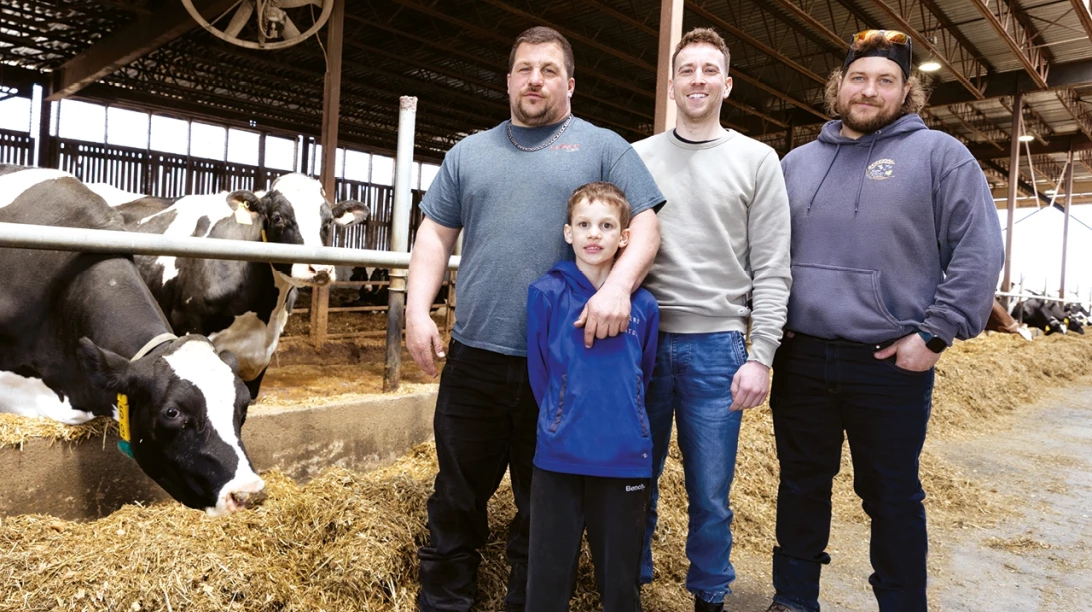 Les copropriétaires Maxime et Michaël Rondeau sont en compagnie du fils de Maxime, Rafaël, et du gérant de troupeau Gabriel Marois.