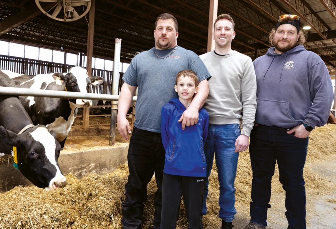 Les copropriétaires Maxime et Michaël Rondeau sont en compagnie du fils de Maxime, Rafaël, et du gérant de troupeau Gabriel Marois.