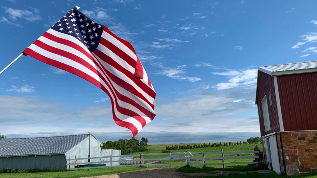 Un drapeau des États-Unis sur fond de paysage agricole