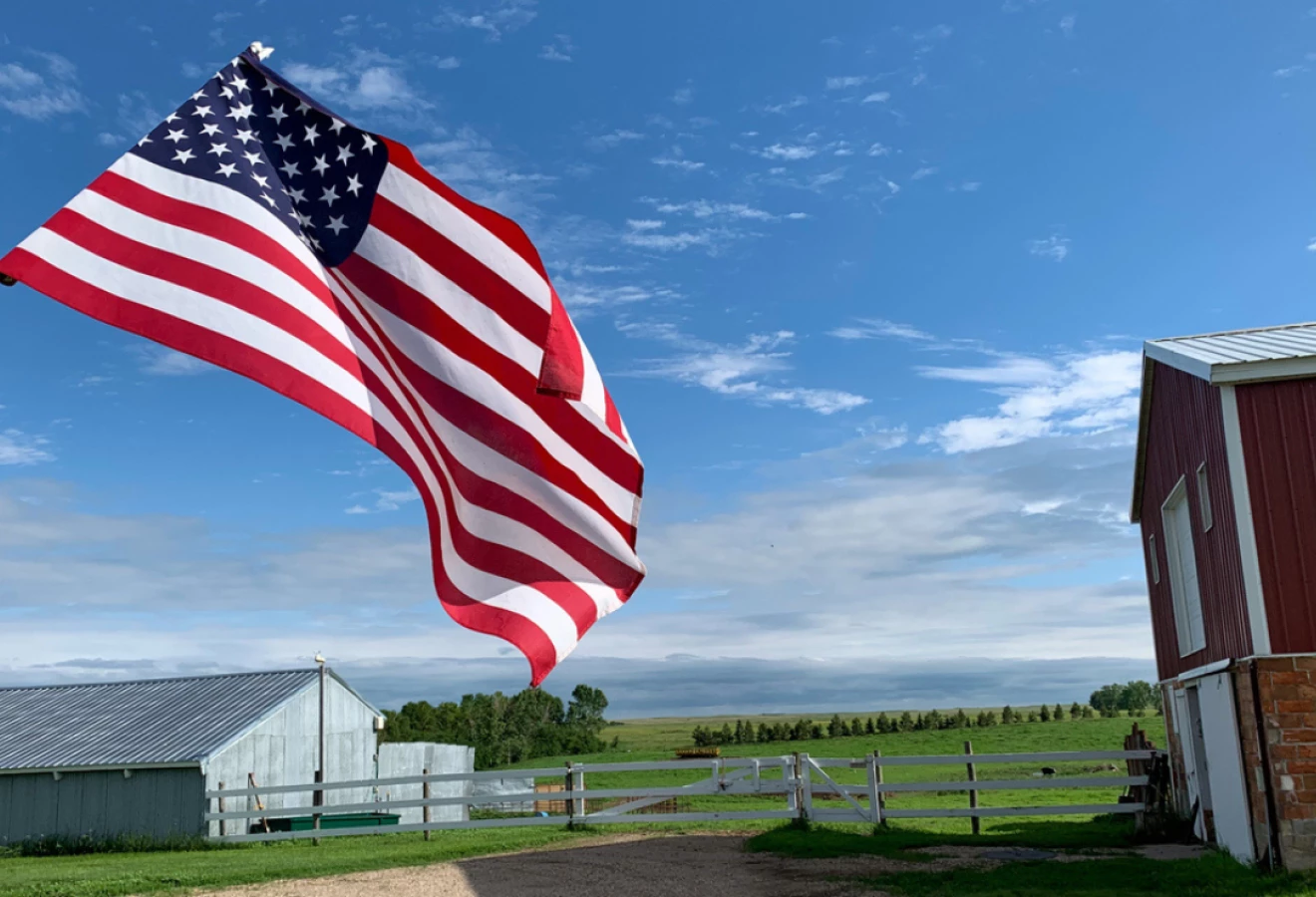 Un drapeau des États-Unis sur fond de paysage agricole