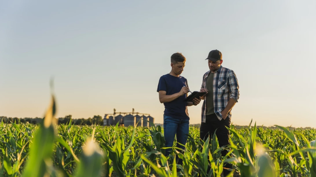 paysage-agricole-conversations-deux-personnes