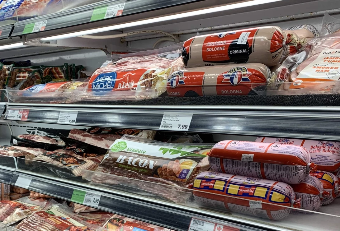 Allée des viandes dans une épicerie
