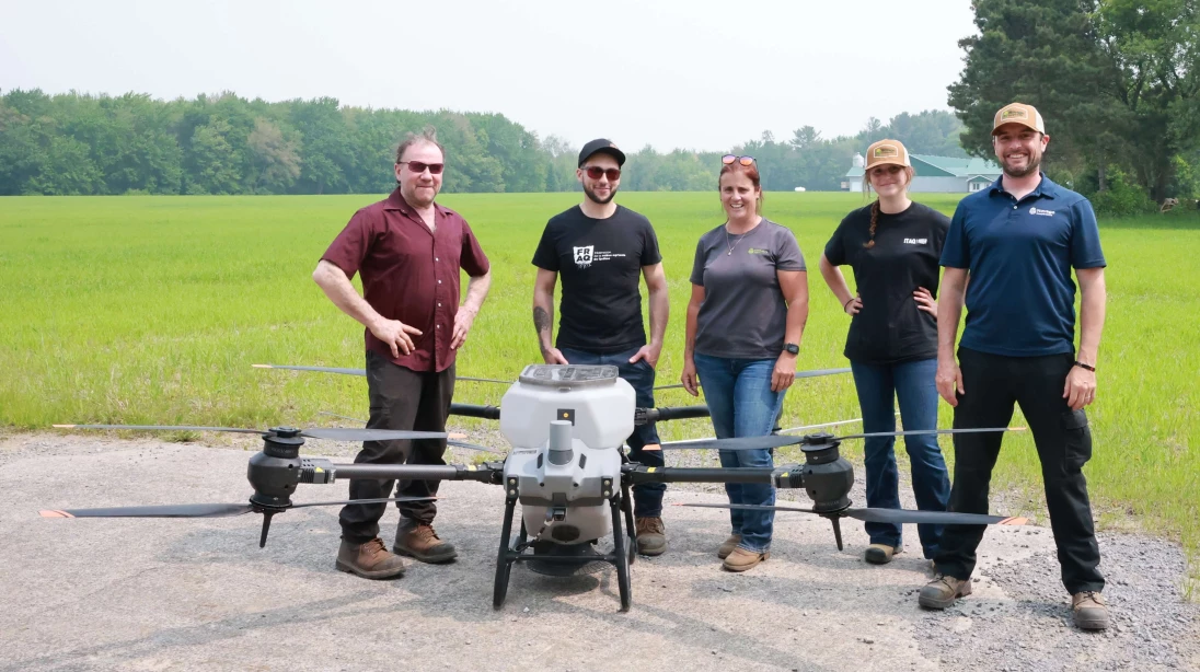 Agriculteurs, pilotes et stagiaire du drone de Novago Coopérative