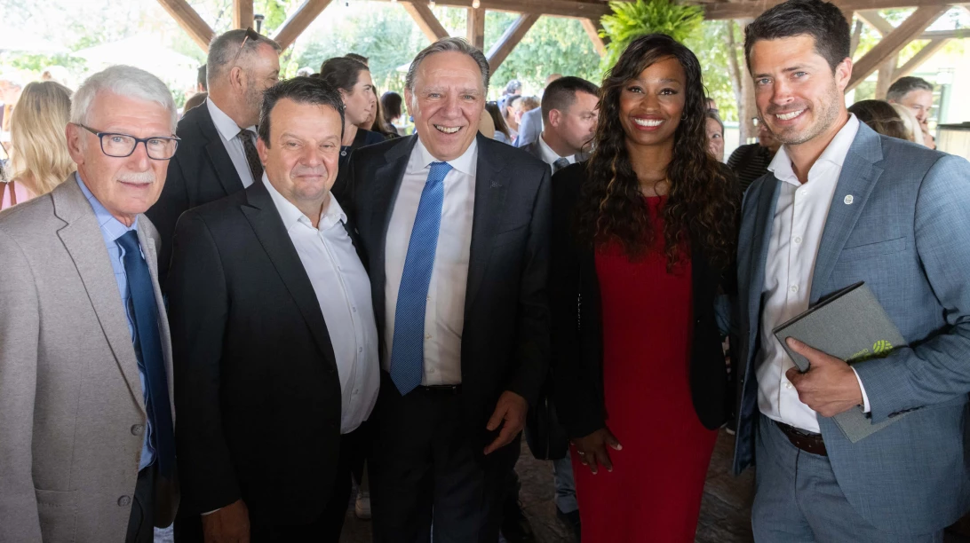 Ernest Desrosiers, Richard Ferland, président de Sollio Groupe Coopératif, François Legault, premier ministre du Québec, Shirley Dorismond, députée de Marie-Victorin, et Marc Poisson, directeur aux affaires publiques et gouvernementales de Sollio Groupe Coopératif.