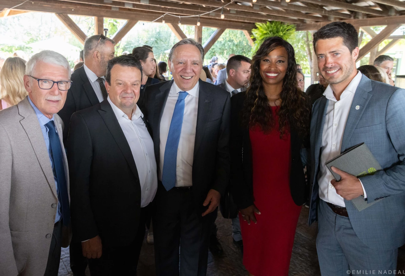 Ernest Desrosiers, Richard Ferland, président de Sollio Groupe Coopératif, François Legault, premier ministre du Québec, Shirley Dorismond, députée de Marie-Victorin, et Marc Poisson, directeur aux affaires publiques et gouvernementales de Sollio Groupe Coopératif.