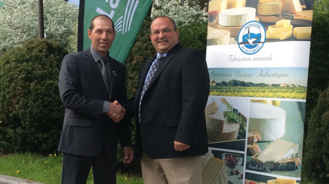Photo : Yvon Cyr, président de La Coop Agrilait et Frédéric Poulin, président de la Société coopérative agricole de l'Île-aux-Grues.