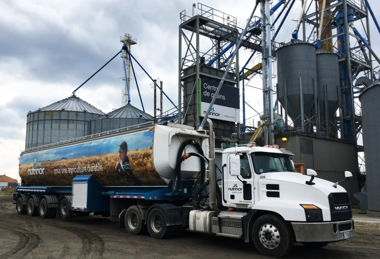 Camion devant le centre de grains