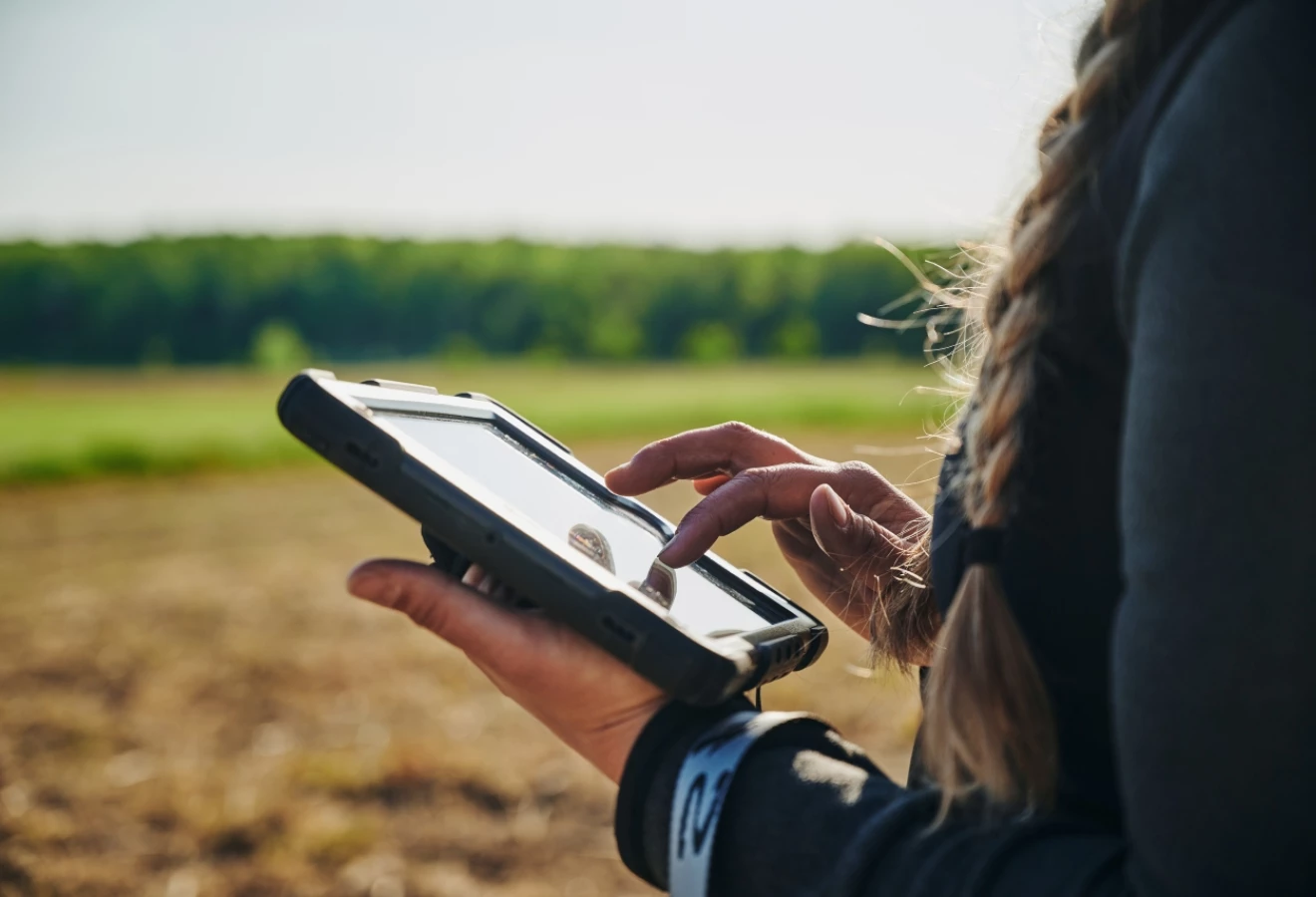 Une experte-conseil de Sollio Agriculture entre des données de champ sur une tablette.
