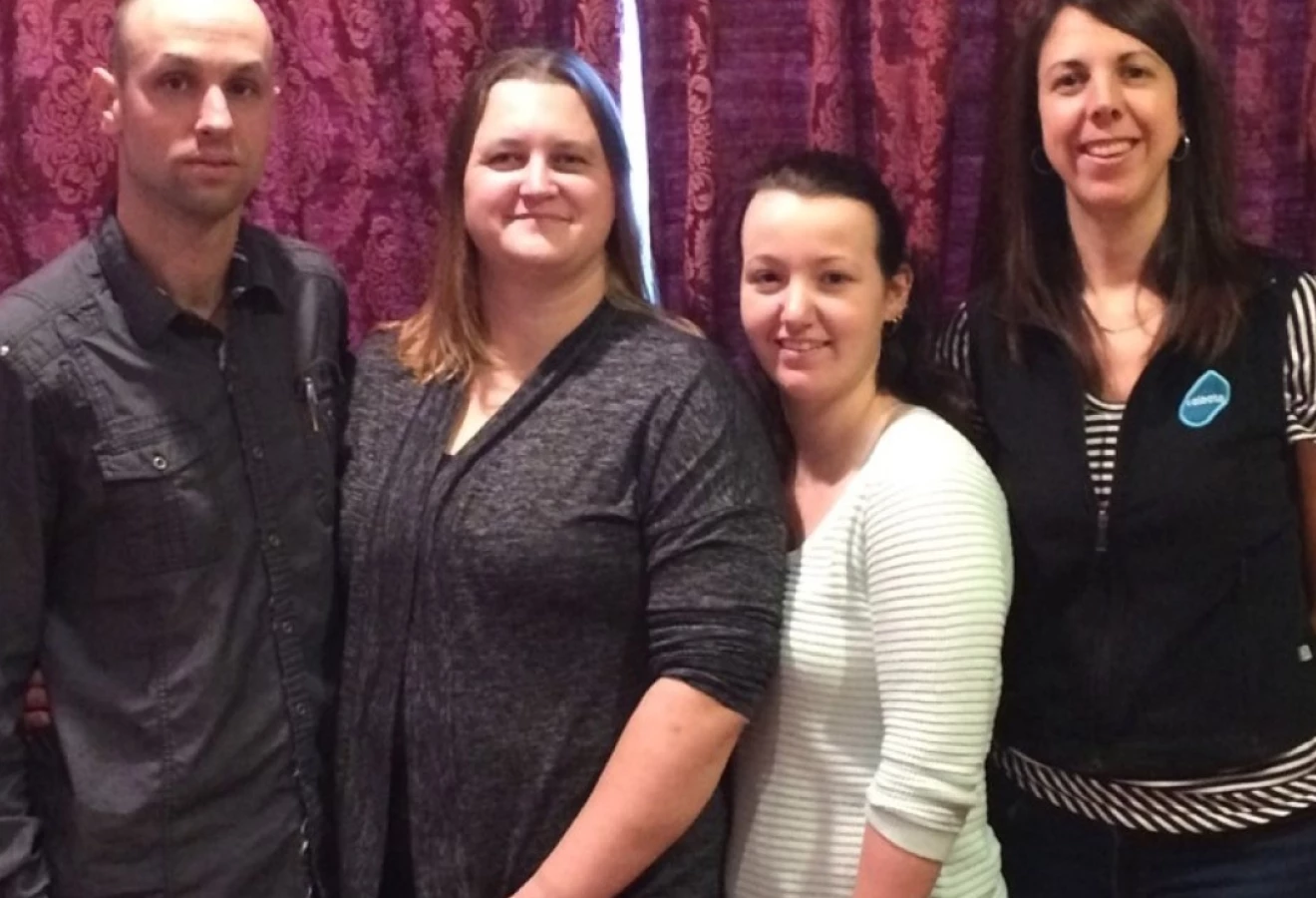 De gauche à droite : Dominique Bard, Amélie Tremblay, propriétaires de la Ferme Barjo, Charlène Bouchard, employée à la ferme, Karen Bergeron, conseillère stratégique Valacta.