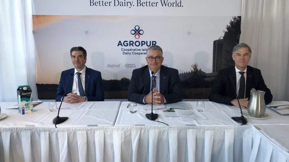 L'équipe d'Agropur Coopérative: Émile Cordeau, chef de la direction; Roger Massicotte, président; et Dominique Benoit, vice-président principal, affaires institutionnelles et communications.