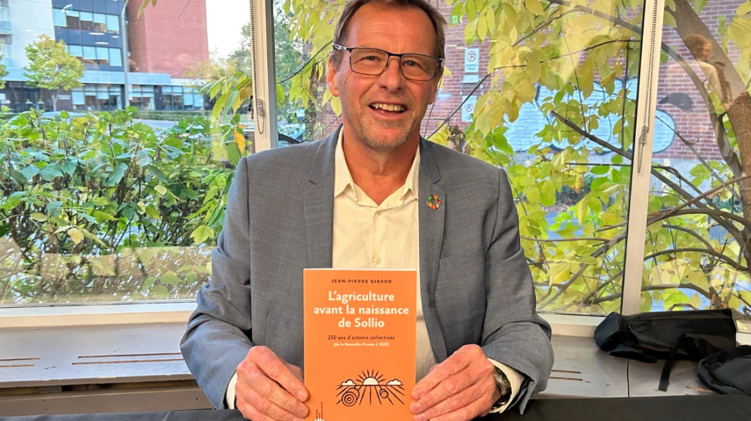 Jean-Pierre Girard avec son livre « L’agriculture avant la naissance de Sollio, 250 ans d’actions collectives (de la Nouvelle-France à 1922) »