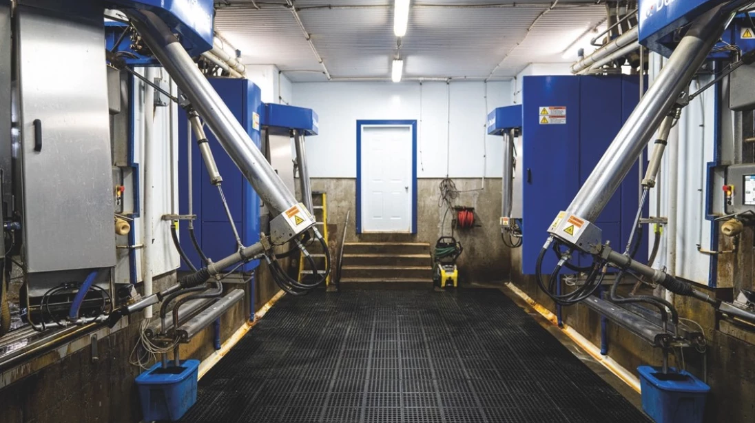 Un salle de traite avec des robots de traite.