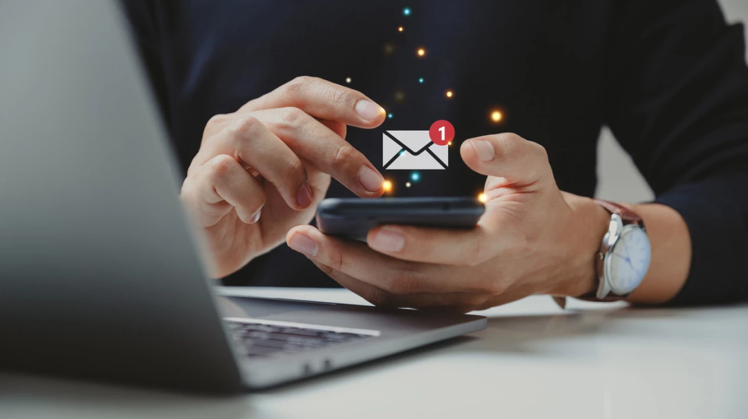 Personne recevant une notification sur son cellulaire