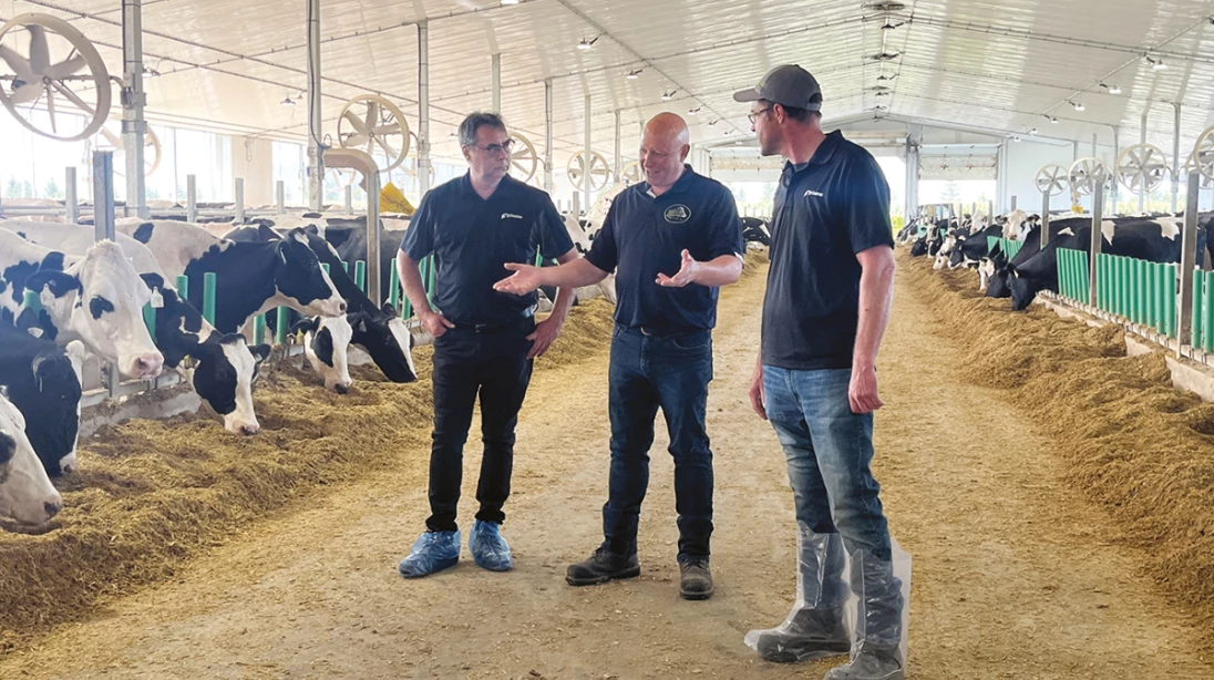 Marc Drolet, conseiller technique Agrizone, Stéphane Blanchette, président de la Ferme S.C.H. à Saint-Charles-sur-Richelieu et Benoit Lavallée, représentant terrain chez Agiska Coopérative.