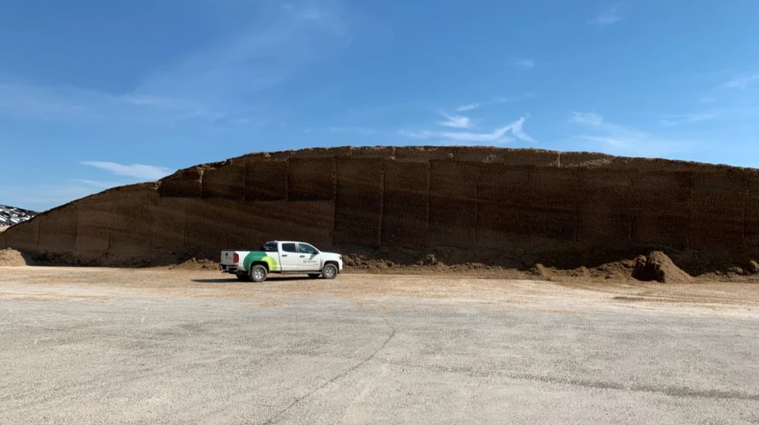 Une meule d'ensilage de plusieurs mètres de hauteur.