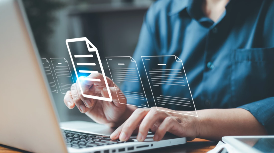 Personne à l'ordinateur qui sélectionne un fichier