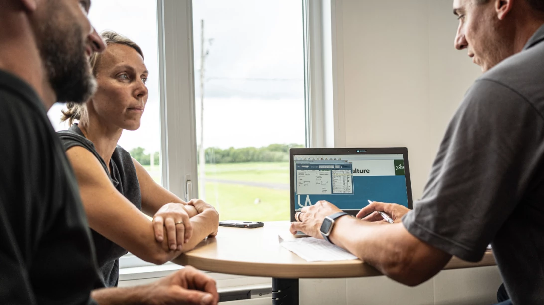 Couple se faisant conseiller avec AgConnexion