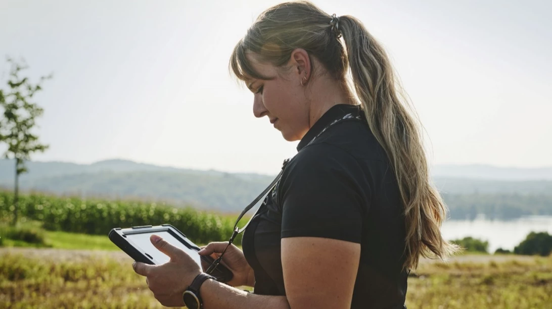 Une experte-conseil sur une tablette