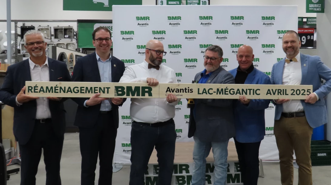 Martin Goulet, représentant de territoire de Groupe BMR, Michel Delisle, chef de la direction d’Avantis Coopérative, Ken Tanguay, directeur des opérations division détail d’Avantis, René Lapierre, vice-président du conseil d’administration d’Avantis, Jean-Claude Grenier, directeur du magasin de Lac-Mégantic, Israel Ward-McNally, vice-président division détail.
