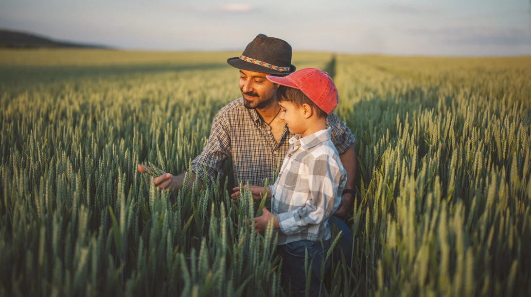 Un père et son fils dans un champ
