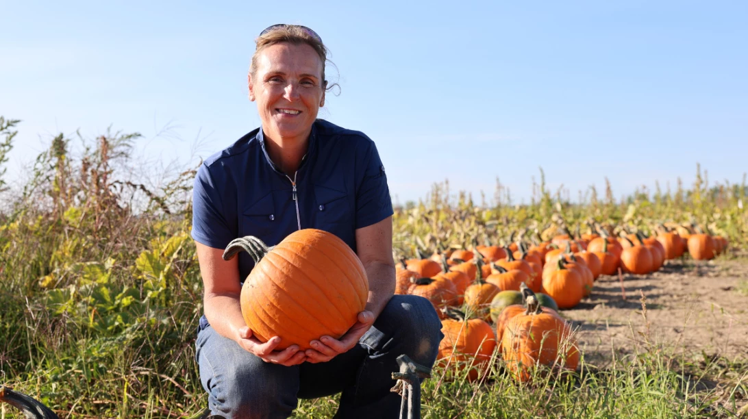Christine Ruckstuhl qui tient une citrouille