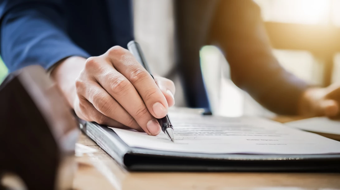 Quelqu'un rédige un contrat d'exploitation