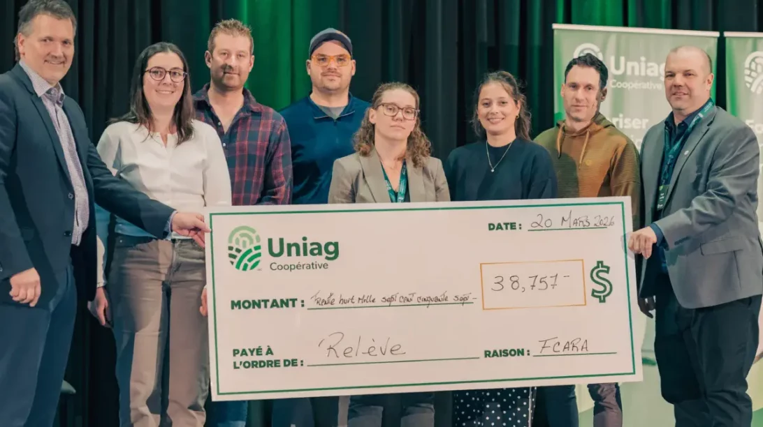 Remise du chèque FCARA à l'AGA d'Uniag Coopérative