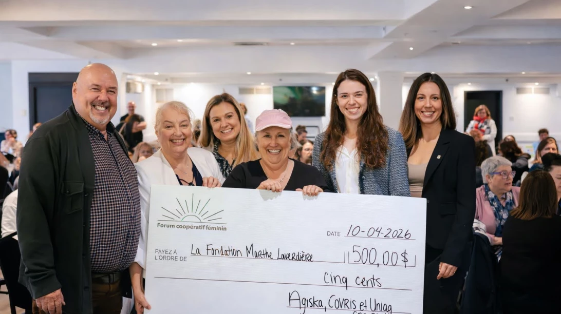 Des déléguées remettent un chèque