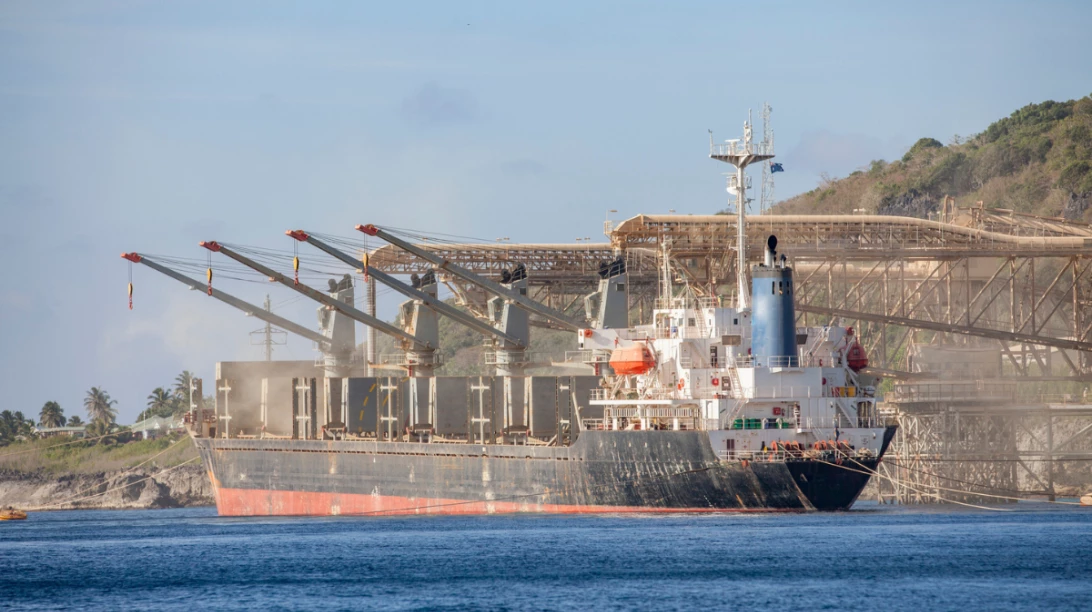 Bateau transportant de l'engrais