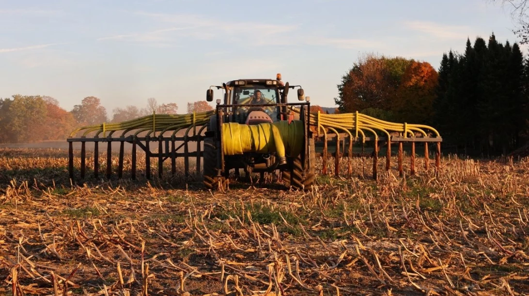 Un tracteur épand du lisier