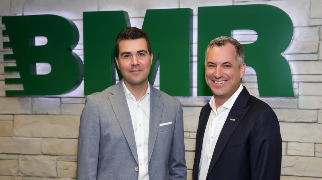 Charles Grégoire-Beliveau et Alexandre Lefebvre devant le logo BMR