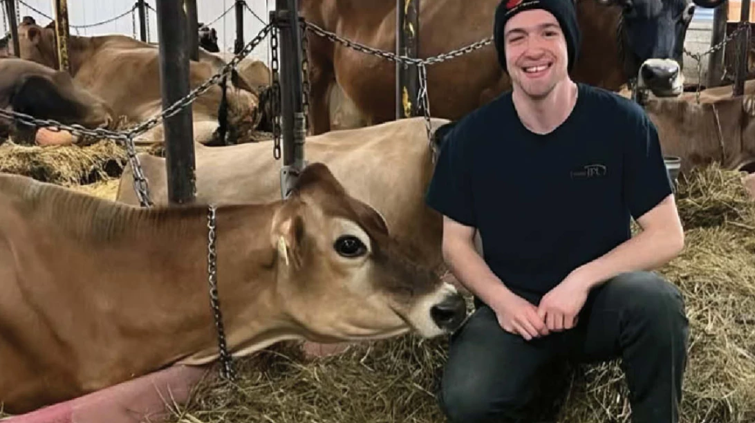 Jérémy Boutin accroupi avec des vaches