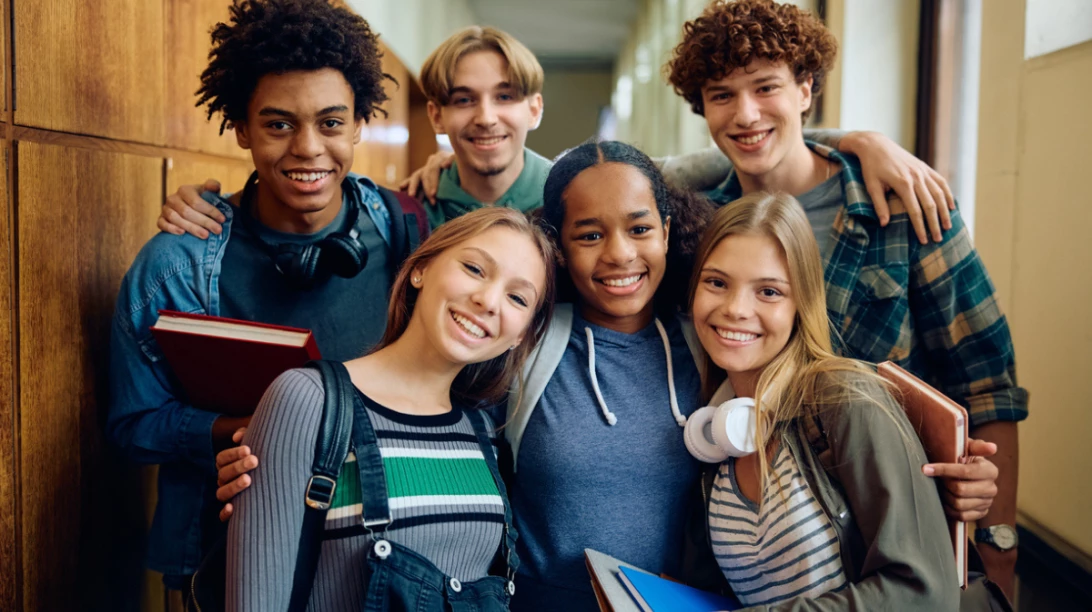 Un groupe d'adolescents dans un corridor d'école