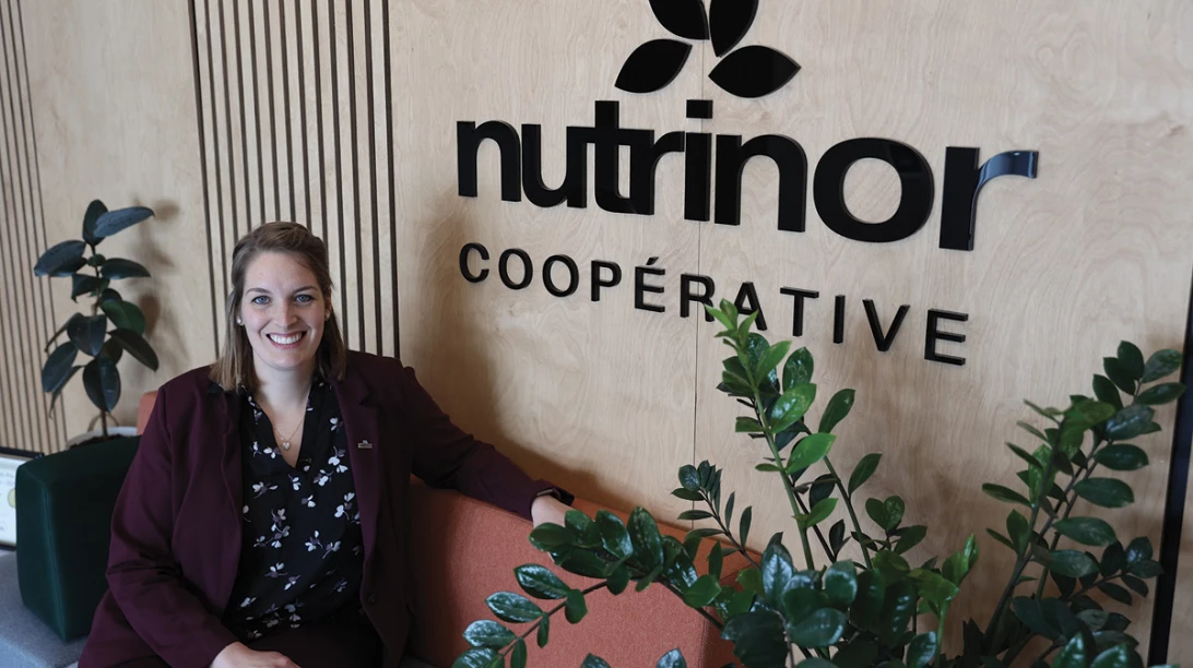 Pascale maltais, assise devant le logo de Nutrinor