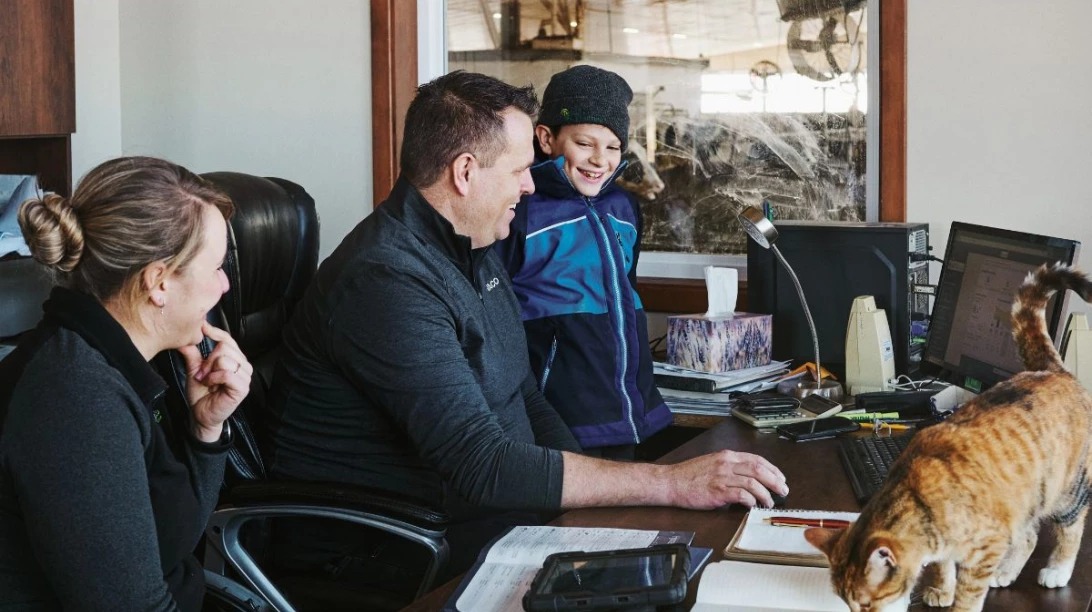 Producteur devant un ordinateur