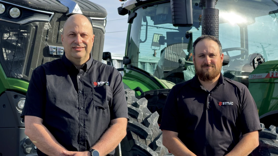Stéphane Mongeau et Maxime Potvin de Groupe Symac avec des tracteurs