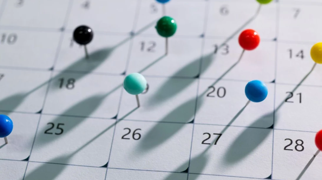 Calendrier avec des punaises