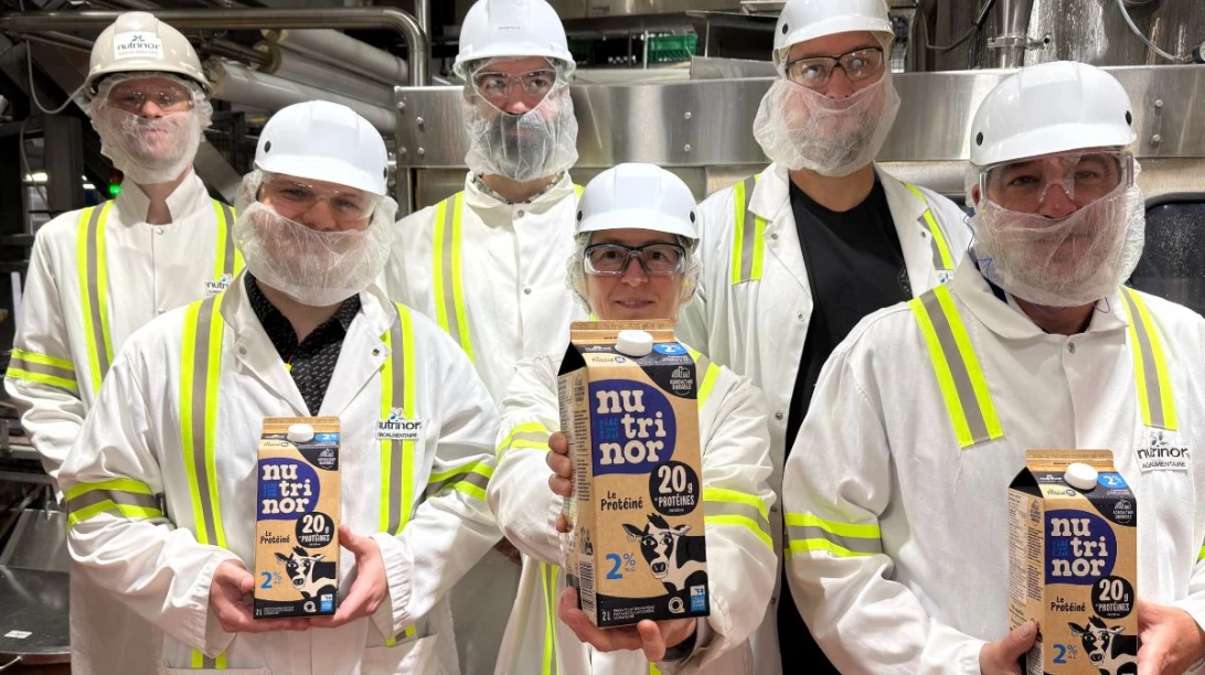 Employés de l'usine d'Alma avec le nouveau lait Le Protéiné de Nutrinor Coopérative