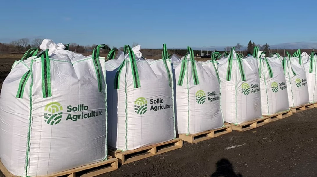 Sacs d'engrais avec le logo de Sollio Agriculture