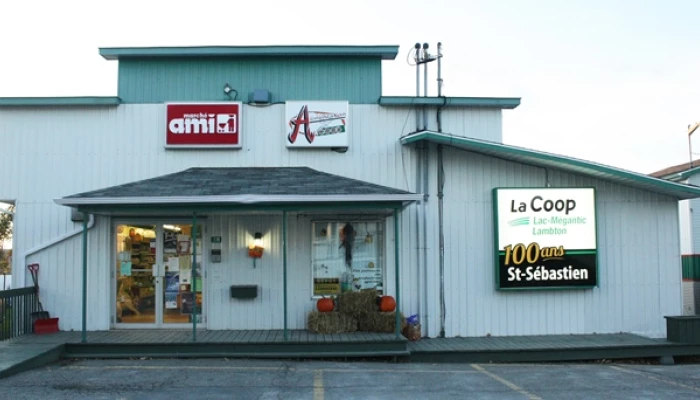Extérieur de l'épicerie-boucherie-quincaillerie, de Saint-Sébastien-de-Frontenac.