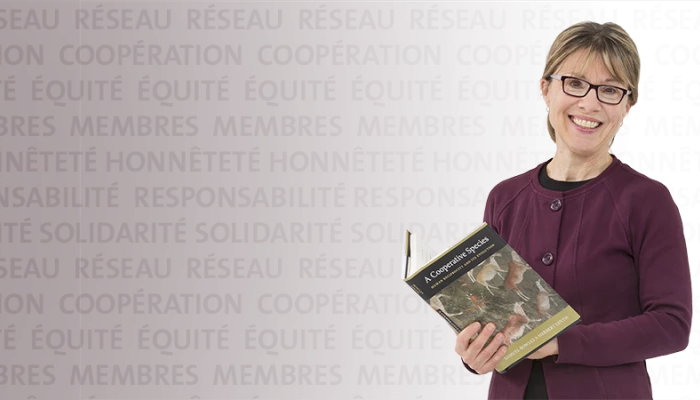 Colette Lebel tenant un livre.