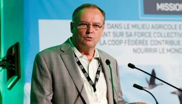 Image de personne en train de parler lors l'assemblée semestrielle du 19 août.
