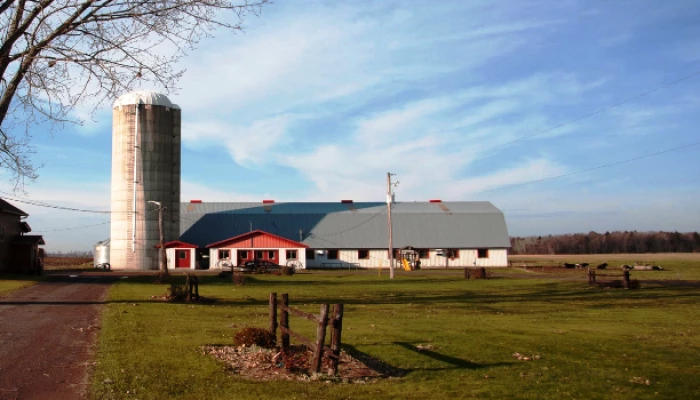 Vue de loin de l'extérieur d'une ferme.