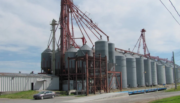 Extérieur du centre de grains de L'Isle-Verte.