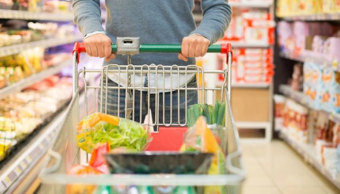 Photo d'un homme en train de magasiner des aliments.