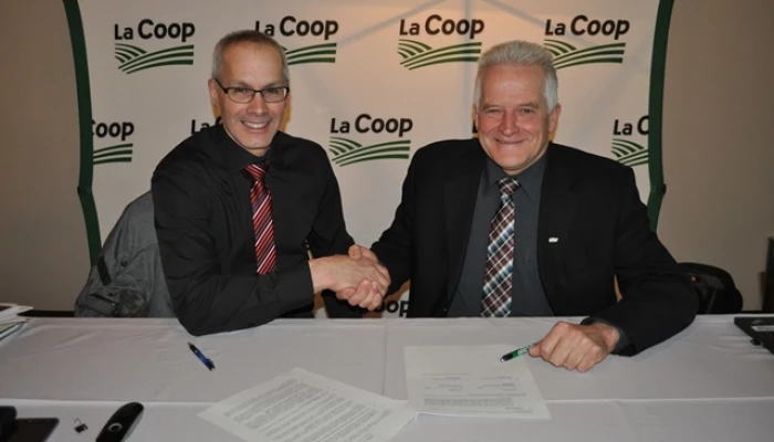Président de La Coop Val-Nord en train de serrer la main à celui de La Coop Profid’Or.